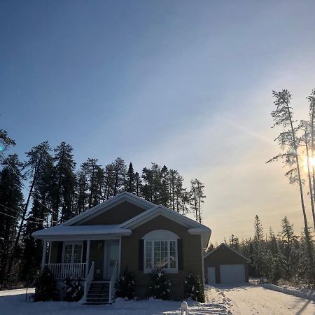 Le Chalet De Claude, Au Pied Des Monts-Valin Saint-David-de-Falardeau Экстерьер фото