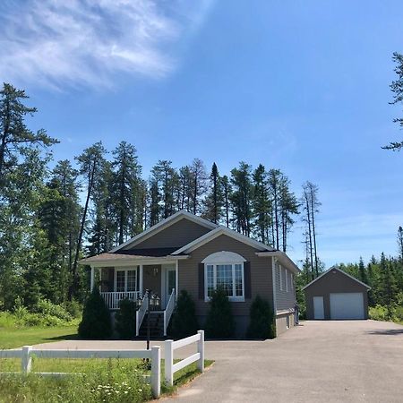 Le Chalet De Claude, Au Pied Des Monts-Valin Saint-David-de-Falardeau Экстерьер фото