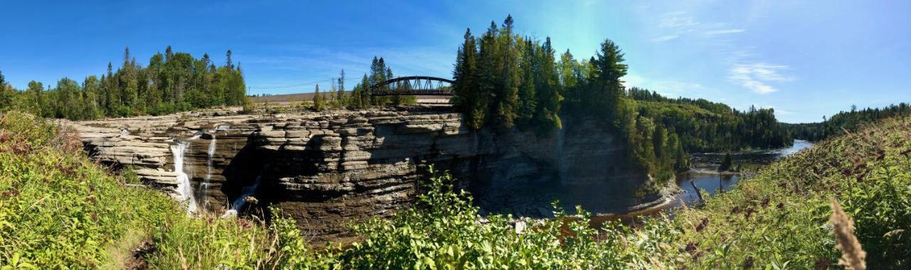 Le Chalet De Claude, Au Pied Des Monts-Valin Saint-David-de-Falardeau Экстерьер фото