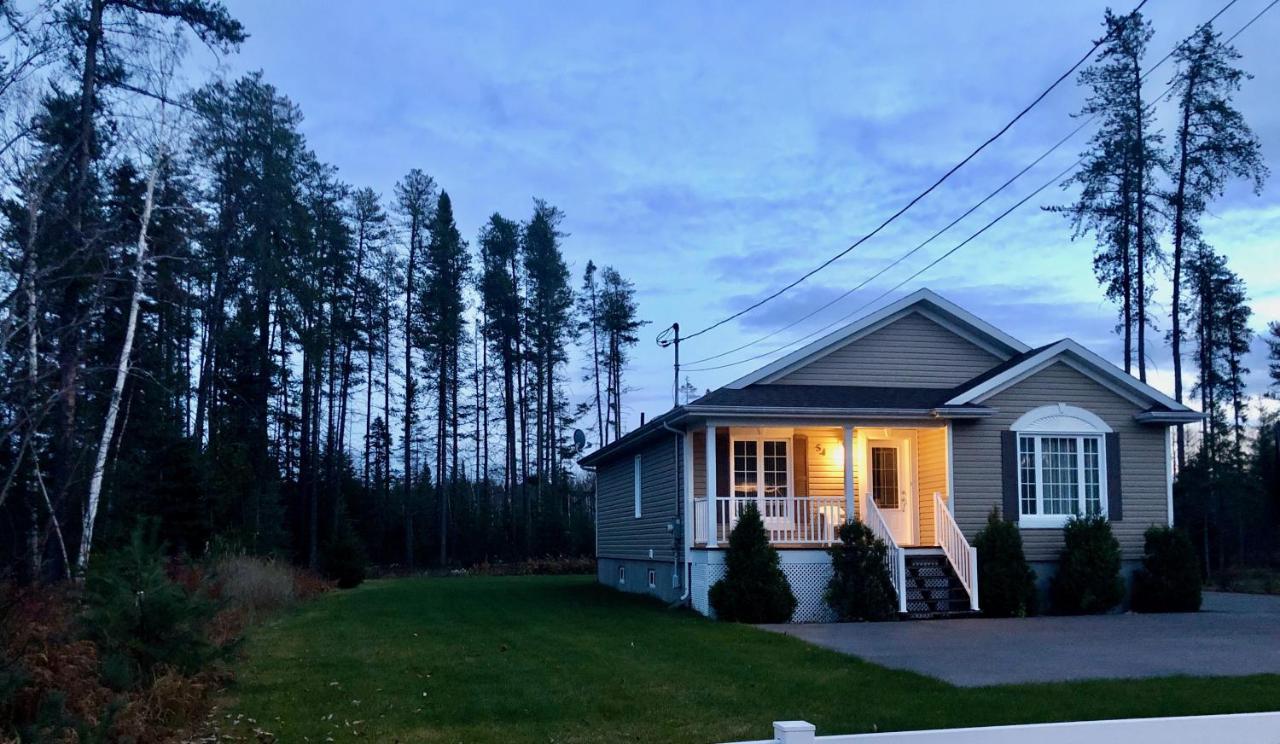Le Chalet De Claude, Au Pied Des Monts-Valin Saint-David-de-Falardeau Экстерьер фото