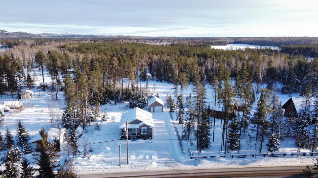 Le Chalet De Claude, Au Pied Des Monts-Valin Saint-David-de-Falardeau Экстерьер фото