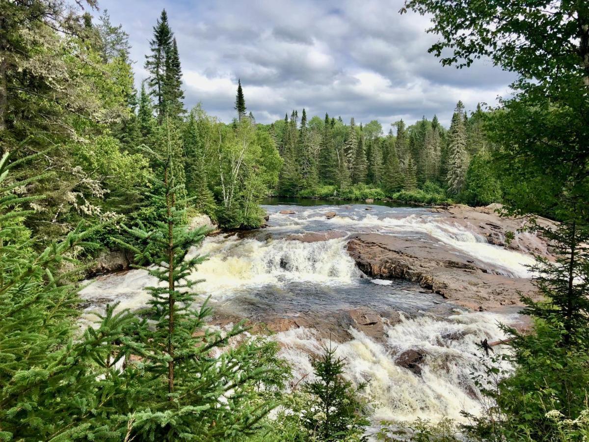 Le Chalet De Claude, Au Pied Des Monts-Valin Saint-David-de-Falardeau Экстерьер фото